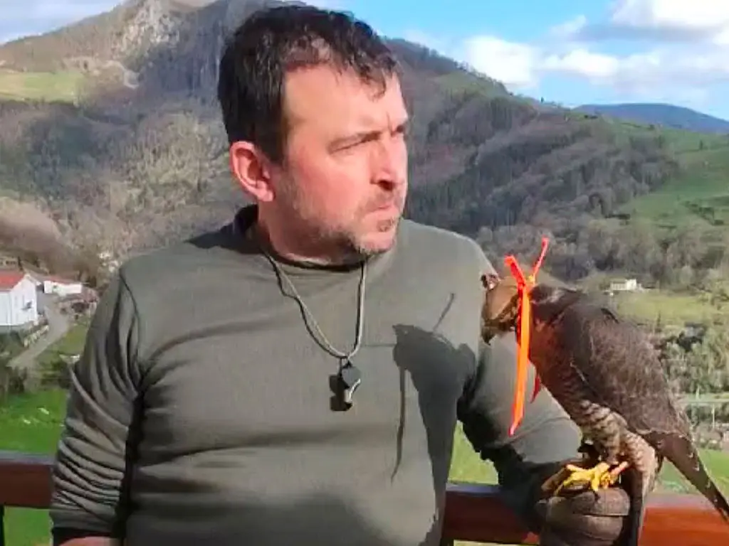 koldo Eraso con su ave